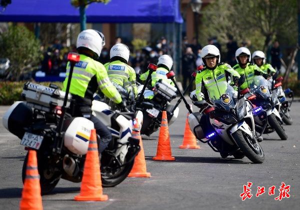 九游真人娱乐-武汉长江主场气氛火爆，球队士气高昂