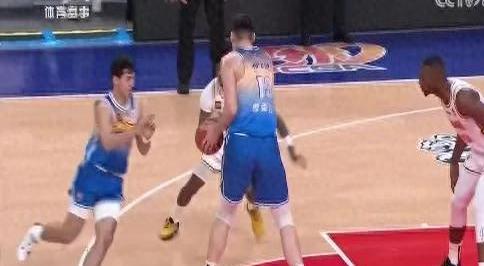 篮球比赛激烈的竞争让人目不暇接的简单介绍